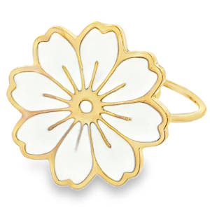 Cette bague délicate, façonnée en acier doré éclatant, capture l'essence de la féminité avec son motif floral épuré. Le design émaillé blanc ajoute une touche de fraîcheur et de sophistication, faisant de cette bague un accessoire parfait pour rehausser votre élégance quotidienne. Un bijou intemporel qui célèbre la beauté des détails. Taille ajustable.