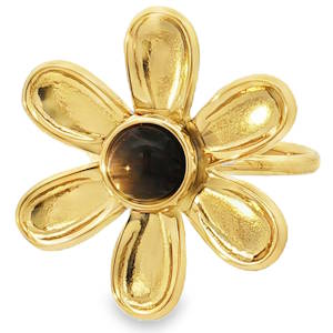 Arborez un style floral et luxueux avec cette bague cocktail en acier doré. Son design unique met en valeur une pierre ronde taillée en cabochon, capturant la lumière avec une douce translucidité. Cette bague est parfaite pour ajouter une touche d'élégance naturelle à toute tenue.