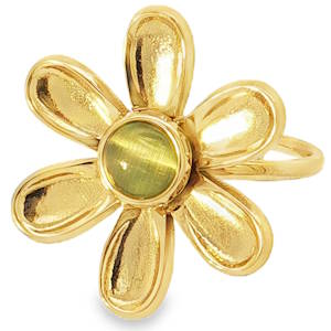 Cette bague cocktail en acier doré incarne l'élégance avec une touche florale. Son design unique met en valeur une pierre ronde, taillé en cabochon, d'un jaune verdâtre subtil. La clarté SI et la transparence translucide de la gemme ajoutent un charme mystérieux à ce bijou raffiné, dont le poli, la coupe et la symétrie soignés témoignent d'un savoir-faire exceptionnel. Taille ajustable.