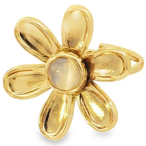 Sublime bague cocktail en acier doré, ornée d'une pierre taillée en cabochon rond. Cette pièce unique, alliant l'éclat du doré et la douceur mystique de la pierre, apportera une touche d'élégance et de raffinement à votre collection. Un bijou d'exception pour illuminer vos tenues. Taille ajustable.