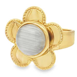 Cette bague cocktail en acier doré révèle une esthétique florale charmante. Au centre, une pierre cabochon, captivant le regard par son éclat unique. Une fusion parfaite d'élégance et de design contemporain. Parfaite pour ajouter une touche de sophistication à votre style. Taille ajustable.