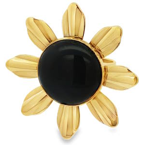 Cette bague cocktail en acier doré est ornée d'une pierre noire de taille cabochon. L'éclat chaleureux du doré met en valeur le caractère mystérieux de la pierre. Un bijou audacieux qui habillera votre main avec élégance. Un anneau rayonnant, prêt à vous faire briller en toute occasion. Taille ajustable.