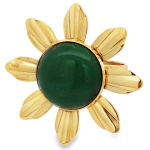 Arborez une élégance singulière avec cette bague cocktail audacieuse. La monture en acier doré rayonnant sublime une somptueuse pierre verte, taillée en cabochon rond. Cette gemme d'un vert profond fascine par sa translucidité. Un bijou captivant, promesse d'un style raffiné et remarqué. Taille ajustable.