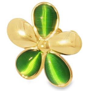 Sublime bague en acier doré, ornée d'un cabochon de chatoyante pierre verte. Son design floral apportera une touche d'élégance et de raffinement à votre tenue. Un bijou intemporel, parfait pour sublimer votre style avec une note de mystère et de couleur. Ses reflets lumineux captivent le regard et en font un accessoire unique. Taille ajustable.