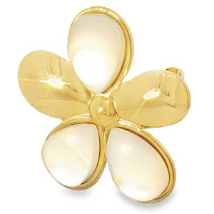 Cette bague florale en acier doré est une pièce d'élégance discrète. Elle est ornée de perles rondes taillées en cabochon, offrant un contraste doux et luxueux. Parfaite pour ajouter une touche de sophistication à toute tenue, cette bague incarne le raffinement et la beauté naturelle. Taille ajustable.