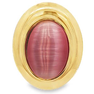 Sublime bague en acier doré, ornée d'une pierre en cabochon d'un rouge violacé captivant. La taille cabochon met en valeur l'aspect unique de la pierre. Une harmonie parfaite entre la chaleur du doré et l'éclat mystérieux de la gemme, pour une élégance discrète et raffinée. Taille ajustable.