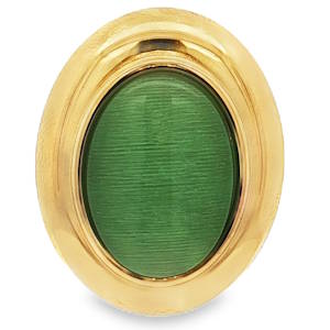 Cette bague en acier doré présente un cabochon d'une pierre verte, une gemme translucide prisée pour son effet chatoyant. Le design classique et épuré met en valeur la pierre, faisant de cette bague un bijou intemporel et raffiné. Idéale pour ajouter une touche de couleur discrète à votre style. Taille ajustable.