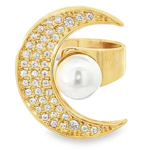 Arborez un style céleste avec cette bague cocktail saisissante. Confectionnée en acier doré éclatant, elle présente un croissant de lune pavé de pierres étincelantes. En son centre, une perle ronde nacrée apporte une touche de douceur et de raffinement. Cette bague unique est parfaite pour celles qui cherchent à exprimer leur individualité avec élégance. Taille ajustable.