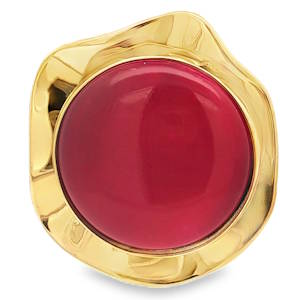 Rehaussez votre élégance avec cette bague exquise. La monture en acier doré vif encadre une pierre rouge, taillé en cabochon lisse. Une pièce classique pour une touche de sophistication intemporelle. Taille unique 56.