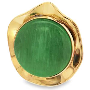 Élégante bague en acier doré, ornée d'une somptueuse pierre verte. La pierre, taillée en cabochon rond, sublime l'éclat du métal précieux. Un accessoire raffiné qui apportera une touche de couleur et d'originalité à votre tenue, idéal pour rehausser un look classique ou compléter une allure plus audacieuse. Taille unique 56.