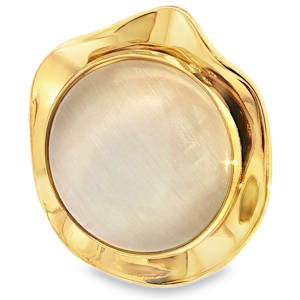 Sublime bague, ornée d'une pierre ronde taillée en cabochon. Monture en acier doré. Cette bague classique apportera une touche de sophistication à votre look. La douceur nacrée de la pierre, combinée à l'éclat chaleureux du doré, en fait un bijou intemporel et raffiné. Taille unique 56.