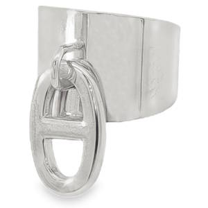Affirmez votre style avec cette audacieuse bague large en acier argenté, une déclaration de luxe minimaliste. Son design épuré est rehaussé d'un grain de café emblématique suspendu, ajoutant une touche d'originalité. Parfaite pour celles qui osent l'élégance. Taille ajustable.
