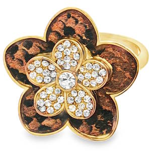 Sublime bague cocktail en acier doré, une pièce audacieuse qui attire tous les regards. Le design floral distinctif est mis en valeur par un pavé de strass ronds taille brillant, capturant et réfléchissant la lumière avec une intensité éblouissante. Parfaite pour celles qui souhaitent exprimer leur individualité avec élégance et raffinement. Taille ajustable.