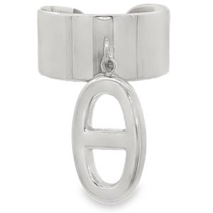 Cette bague en acier inoxydable arbore un design à la fois moderne et audacieux, parfait pour ceux qui recherchent un accessoire avec du caractère. Cette bague se distingue par son anneau large et plat, affichant une finition argentée polie qui lui donne un éclat miroir sophistiqué. L'élément central est un pendentif mobile reprenant une forme ovale stylisée, traversée par une barre horizontale, rappelant subtilement les maillons de chaîne grain de café. Sa structure est ouverte à l'arrière, ce qui permet une légère adaptabilité à la taille du doigt.