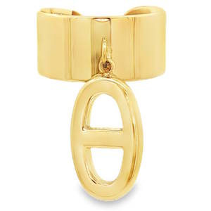 Cette bague en acier inoxydable arbore un design à la fois moderne et audacieux, parfait pour ceux qui recherchent un accessoire avec du caractère. Cette bague se distingue par son anneau large et plat, affichant une finition dorée polie qui lui donne un éclat miroir sophistiqué. L'élément central est un pendentif mobile reprenant une forme ovale stylisée, traversée par une barre horizontale, rappelant subtilement les maillons de chaîne grain de café. Sa structure est ouverte à l'arrière, ce qui permet une légère adaptabilité à la taille du doigt.