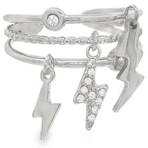 Affirmez votre style avec cette bague audacieuse et dynamique. Alliant modernité et éclat, ce bijou se distingue par son design superposé et ses breloques mobiles qui captent la lumière à chaque mouvement. La bague se compose de trois anneaux distincts reliés à l'arrière, créant un effet d'empilement très tendance sans l'inconvénient de porter plusieurs bijoux séparés. L'anneau supérieur et inférieur sont ornés d'un solitaire serti clos pour une touche d'élégance classique. Trois pendentifs en forme d'éclairs sont suspendus à l'avant. L'éclair central est entièrement pavé de cristaux scintillants, tandis que les deux éclairs latéraux arborent une finition lisse et polie. Anneau ajustable (ouvert à l'arrière) pour s'adapter parfaitement à toutes les morphologies de doigts.