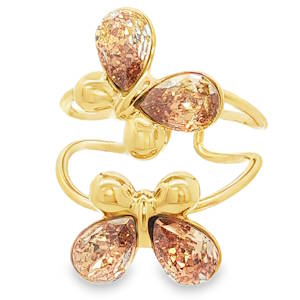 Laissez-vous séduire par l'élégance printanière de cette bague double. Conçue avec finesse, elle se distingue par son design asymétrique toi et moi revisité, mettant en scène deux papillons stylisés qui semblent se poser avec légèreté sur votre doigt. Le corps de la bague se compose de deux anneaux fins et arrondis reliés entre eux, assurant un confort optimal tout en couvrant une plus grande partie de la phalange pour un style affirmé. Chaque papillon combine des ailes en acier plein poli et des ailes serties de cristaux scintillants, créant un contraste saisissant entre les textures. Anneau ajustable (ouvert à l'arrière) pour s'adapter parfaitement à toutes les morphologies de doigts.