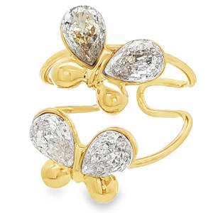 Laissez-vous séduire par l'élégance printanière de cette bague double. Conçue avec finesse, elle se distingue par son design asymétrique toi et moi revisité, mettant en scène deux papillons stylisés qui semblent se poser avec légèreté sur votre doigt. Le corps de la bague se compose de deux anneaux fins et arrondis reliés entre eux, assurant un confort optimal tout en couvrant une plus grande partie de la phalange pour un style affirmé. Chaque papillon combine des ailes en acier plein poli et des ailes serties de cristaux scintillants, créant un contraste saisissant entre les textures. Anneau ajustable (ouvert à l'arrière) pour s'adapter parfaitement à toutes les morphologies de doigts.