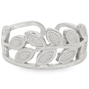 Cette bague en acier inoxydable arbore un style à la fois bohème et naturel, parfait pour celles qui recherchent un accessoire délicat mais résistant. La bague présente un motif de feuillage ciselé qui s'enroule élégamment autour du doigt. Les feuilles sont finement détaillées avec une texture légèrement pointillée à l'intérieur, créant un jeu de relief et de lumière. Grâce à son anneau ouvert à l'arrière, cette bague est réglable.