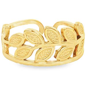 Cette bague en acier inoxydable arbore un style à la fois bohème et naturel, parfait pour celles qui recherchent un accessoire délicat mais résistant. La bague présente un motif de feuillage ciselé qui s'enroule élégamment autour du doigt. Les feuilles sont finement détaillées avec une texture légèrement pointillée à l'intérieur, créant un jeu de relief et de lumière. Grâce à son anneau ouvert à l'arrière, cette bague est réglable.
