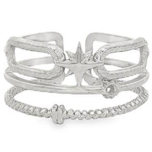 Cette pièce unique se distingue par son design multi-rangs superposés, donnant l'illusion de porter plusieurs anneaux en un seul. L'Anneau Central est orné d'une magnifique étoile polaire finement ciselée, symbole de guidance et de protection. La bague alterne entre des finitions lisses et des textures travaillées. L'anneau inférieur présente un aspect torsadé façon corde, tandis que les éléments supérieurs affichent un fini martelé pour un look résolument bohème-chic. Grâce à son anneau ouvert à l'arrière, cette bague est réglable.