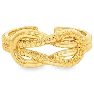 Affirmez votre style avec cette bague au design texturé et symbolique. Alliant robustesse et finesse, ce bijou capture l'essence de l'esthétique nautique pour un look à la fois moderne et intemporel. La bague met en avant un motif central de nœud plat, symbole d'attachement, de force et de fidélité. Grâce à son anneau ouvert à l'arrière, cette bague peut s'ajuster légèrement à votre doigt, garantissant un confort optimal tout au long de la journée.