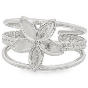 Cette bague est une pièce à la fois moderne et délicate, parfaite pour apporter une touche de fraîcheur printanière à votre style. Sa structure travaillée joue sur la superposition pour un effet multi-rangs très tendance. Cette bague se distingue par son design graphique et aérien. Elle capture l'élégance de la nature à travers un motif floral central, tout en conservant une allure contemporaine grâce à son fini argenté brossé. Anneau ajustable (ouvert à l'arrière) pour s'adapter parfaitement à toutes les morphologies de doigts.