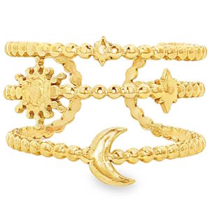 Cette bague se distingue par sa structure ajourée composée de trois anneaux parallèles, reliés entre eux par des motifs délicats. Chaque rangée présente une texture travaillée en perles d'acier, apportant du relief et une brillance subtile à l'ensemble. Le Croissant de Lune positionné sur l'anneau inférieur, apporte une touche de douceur et de féminité. Le Soleil Rayonnant situé sur le côté gauche, symbole de vitalité, équilibre parfaitement la composition. Les Étoiles disposées sur les rangs supérieurs et médians, complètent ce tableau nocturne avec finesse. Grâce à son anneau ouvert à l'arrière, cette bague est réglable.
