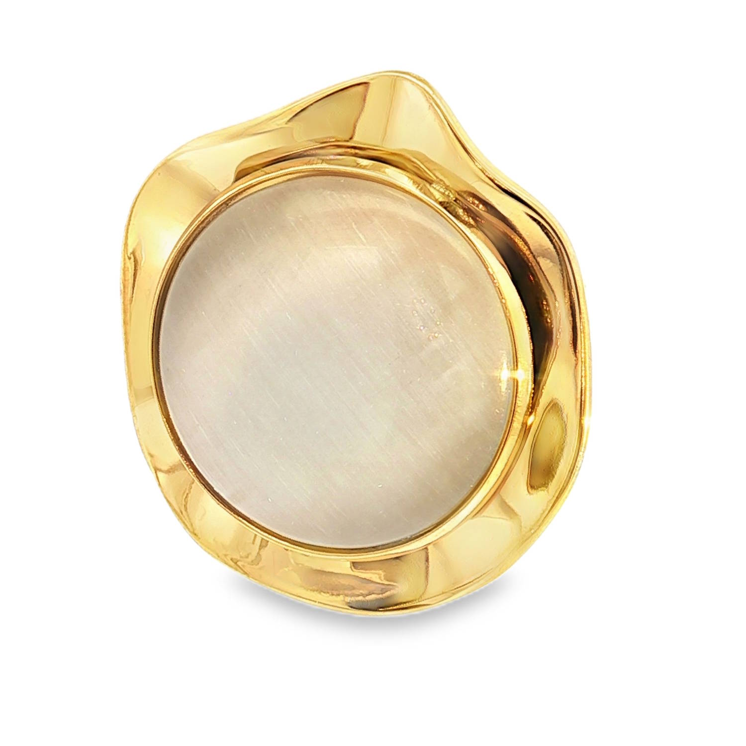 Sublime bague, ornée d'une pierre ronde taillée en cabochon.<br/>Monture en acier doré. Cette bague classique apportera une touche de sophistication à votre look.<br/>La douceur nacrée de la pierre, combinée à l'éclat chaleureux du doré, en fait un bijou intemporel et raffiné.<br/>Taille unique 56. Rond Adolescent Adulte Femme Fille Indémodable Sublime bague, ornée d'une pierre ronde taillée en cabochon.<br/>Monture en acier doré. Cette bague classique apportera une touche de sophistication à votre look.<br/>La douceur nacrée de la pierre, combinée à l'éclat chaleureux du doré, en fait un bijou intemporel et raffiné.<br/>Taille unique 56. Rond Adolescent Adulte Femme Fille Indémodable
