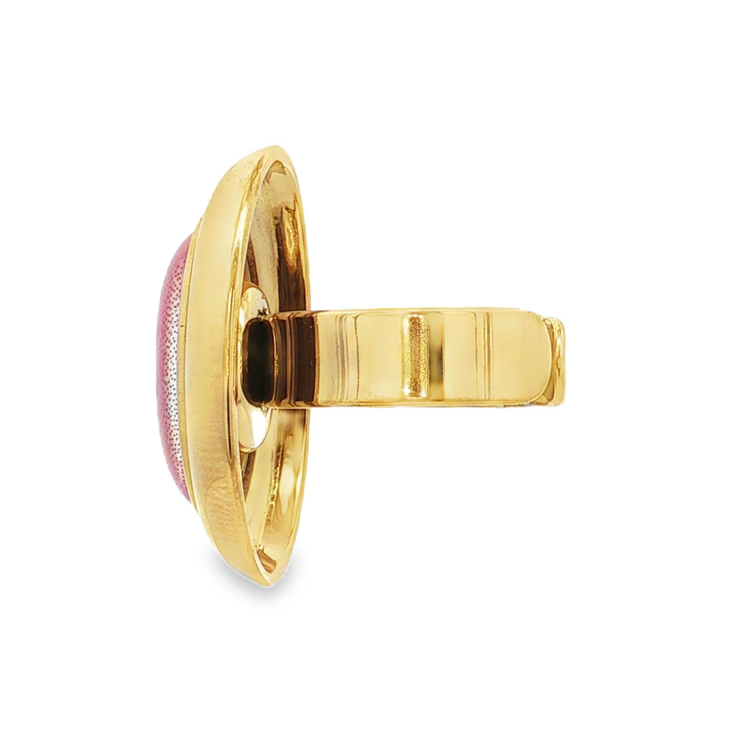 Sublime bague en acier doré, ornée d'une pierre en cabochon d'un rouge violacé captivant.<br/>La taille cabochon met en valeur l'aspect unique de la pierre. Une harmonie parfaite entre la chaleur du doré et l'éclat mystérieux de la gemme, pour une élégance discrète et raffinée.<br/>Taille ajustable. Ovale Adolescent Adulte Femme Fille Indémodable Sublime bague en acier doré, ornée d'une pierre en cabochon d'un rouge violacé captivant.<br/>La taille cabochon met en valeur l'aspect unique de la pierre. Une harmonie parfaite entre la chaleur du doré et l'éclat mystérieux de la gemme, pour une élégance discrète et raffinée.<br/>Taille ajustable. Ovale Adolescent Adulte Femme Fille Indémodable