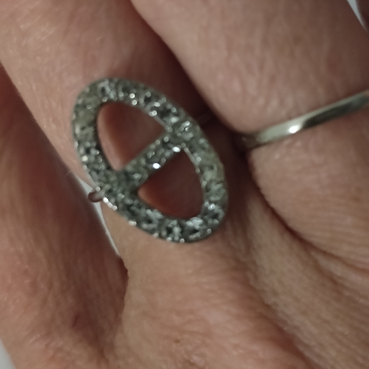 Cette bague se distingue par son design raffiné et contemporain.<br/>Les strass ronds, taillés en brillant, captent et réfléchissent la lumière avec une intensité éblouissante.<br/>Montés sur une structure en acier argenté, ils illuminent le doigt avec une élégance discrète, idéale pour sublimer votre style au quotidien ou lors d'occasions spéciales.<br/>Taille ajustable. Grain de café Strass Adolescent Adulte Femme Fille Indémodable Cette bague se distingue par son design raffiné et contemporain.<br/>Les strass ronds, taillés en brillant, captent et réfléchissent la lumière avec une intensité éblouissante.<br/>Montés sur une structure en acier argenté, ils illuminent le doigt avec une élégance discrète, idéale pour sublimer votre style au quotidien ou lors d'occasions spéciales.<br/>Taille ajustable. Grain de café Strass Adolescent Adulte Femme Fille Indémodable