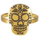 Bague tête de mort en acier doré. Taille ajustable.