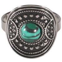 Bague de forme ronde aux motifs en relief en acier argenté surmontée d'une pierre de malachite sertie clos. Taille ajustable.