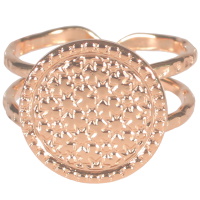 Bague surmontée d'une pastille ronde martelée en acier 316L rosé. Taille ajustable.