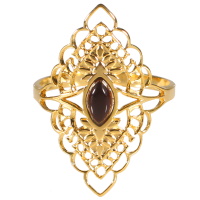 Bague au motifs dentelles en acier doré surmontée d'une pierre de couleur noire sertie clos de forme ovale. Taille ajustable.