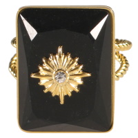 Bague en acier doré surmontée d'une pierre de couleur noire sertie clos de forme rectangulaire avec une étoile en acier doré sertie d'un cristal. Taille ajustable.