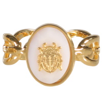 Bague en forme de chaîne en acier doré surmontée d'une pierre de couleur blanche sertie clos de forme ovale avec un scarabée en acier doré. Taille ajustable.