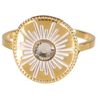 Bague en acier doré surmontée d'une pastille ronde avec rayons de soleil en émail de couleur blanche et sertie clos d'un cristal. Taille ajustable.