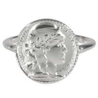 Bague surmontée d'une pastille ronde en forme de pièce de monnaie en acier argenté. Taille ajustable.