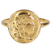 Bague surmontée d'une pastille ronde en forme de pièce de monnaie en acier doré. Taille ajustable.