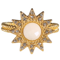 Bague surmontée d'un soleil en acier doré pavé de strass et serti clos d'une pierre de couleur blanche. Taille ajustable.