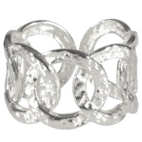 Bague en forme de chaîne martelée en acier argenté. Taille ajustable.