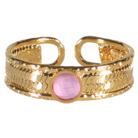Bague en forme de chaîne maille serpent en acier doré surmontée d'une pierre de couleur rose sertie clos de forme ronde. Taille ajustable.