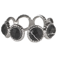 Bague composée de cercles en acier argenté surmontée de 4 pierres de couleur noire serties clos de forme ronde. Taille ajustable.