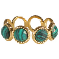 Bague composée de cercles en acier doré surmontée de 4 pierres d'imitation malachite serties clos de forme ronde. Taille ajustable.