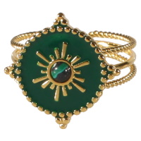 Bague trois rangs en acier doré surmontée d'une pastille ronde pavée d'émail de couleur verte avec soleil en acier doré et un cabochon de couleur verte. Taille ajustable.