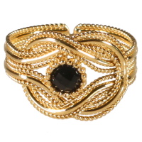 Bague avec anneaux entrelacés en acier doré surmontée d'un cabochon de couleur noire. Taille ajustable.