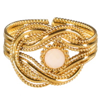 Bague avec anneaux entrelacés en acier doré surmontée d'un cabochon de couleur blanc. Taille ajustable.