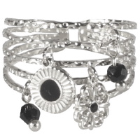 Bague multi rangs en acier argenté avec pendants perles de couleur noire, un trèfle à quatre feuilles surmonté d'un strass et une pastille ronde pavée d'émail de couleur noir. Taille ajustable.