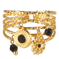 Bague multi rangs en acier doré avec pendants perles de couleur noire, un trèfle à quatre feuilles surmonté d'un strass et une pastille ronde pavée d'émail de couleur noir. Taille ajustable.